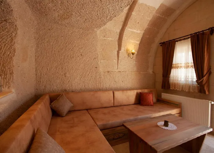 Проживание в семье Narcissos Cave