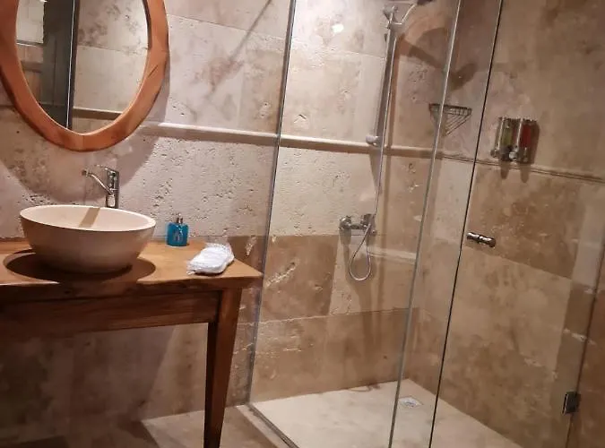 Проживание в семье Narcissos Cave *